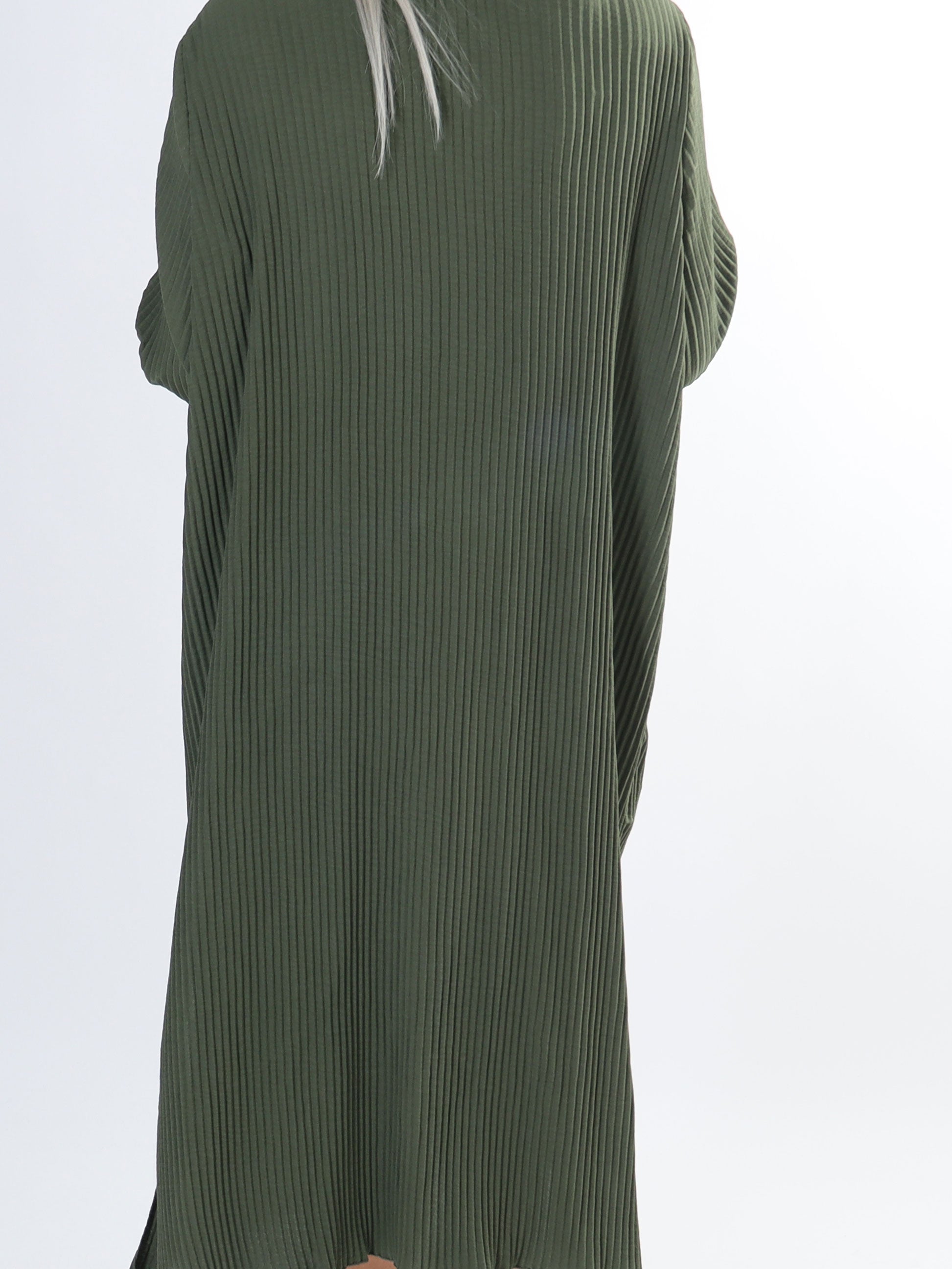 Lenora - Lång plisserad plus size klänning med knappar